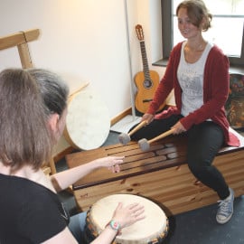 Zwei Frauen spielen auf Musikinstrumenten