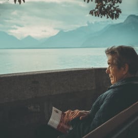 Blog über das Thema Depressionen im Alter mit einer älteren Frau, die nachdenklich und traurig aussieht.