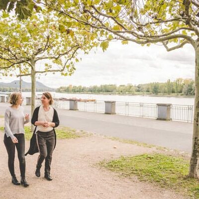 Hyperarousal: Symptome, Ursachen und Behandlung 2 Jugendpsychosomatik TTherapiegespräch in der Natur der Umgebung der BetaGenese Klinik Bonn mit Blick auf den Rhein und das Siebengebirge.herapiegespräch in natürlicher Umgebung am Rhein und Siebengebirge.