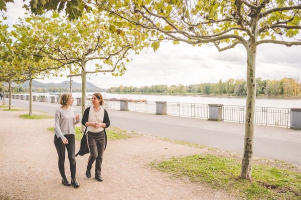Jugendpsychosomatik TTherapiegespräch in der Natur der Umgebung der BetaGenese Klinik Bonn mit Blick auf den Rhein und das Siebengebirge.herapiegespräch in natürlicher Umgebung am Rhein und Siebengebirge.