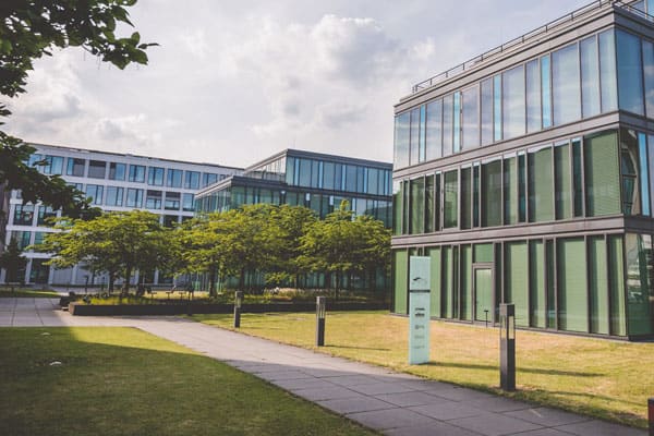 Ein modernes Klinikgebäude in Bonn mit Naturumgebung und einem ruhigen Innenhof für Psychosomatik-Angebote.