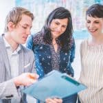 Therapeuten 8 Drei Personen besprechen Patientenakten
