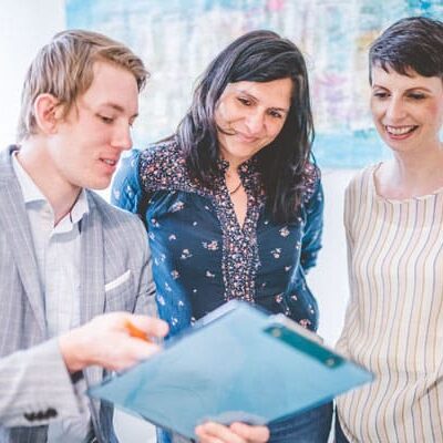 Psychosomatische Tagesklinik 11 Drei Personen besprechen Patientenakten