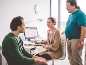 Patient mit Arzt und Krankenschwester im Gespräch