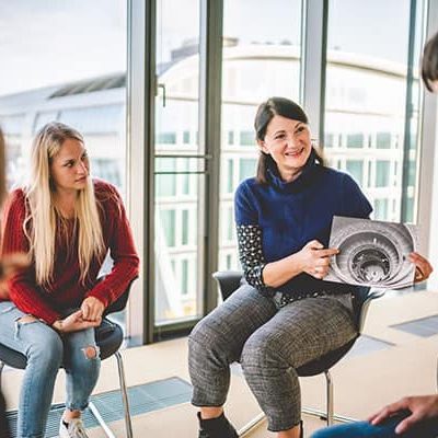 ADHS: Symptome, Ursachen, Diagnostik & Therapie 2 Therapeutin zeigt Bild - Jugendtherapie