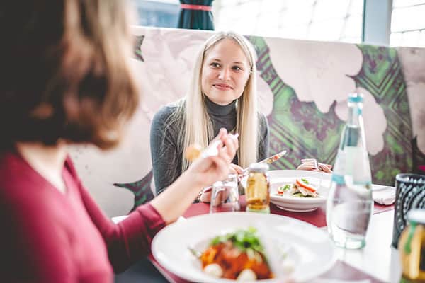 Patientin beim Mittagessen