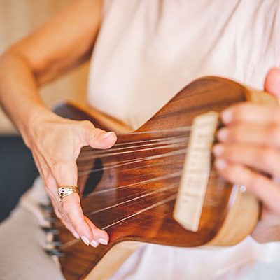 Musiktherapie 6 Frau spielt Zupfinstrument