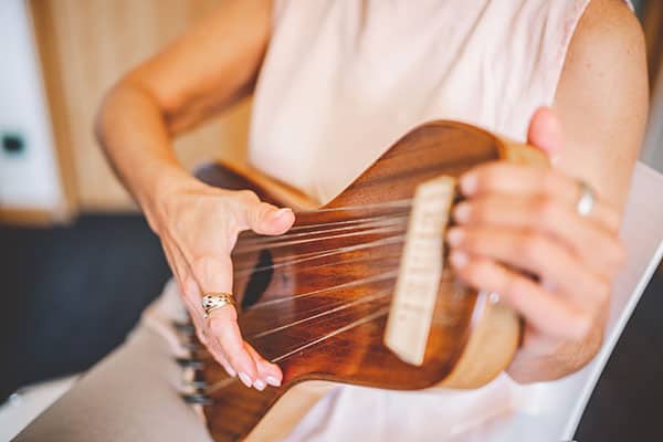 Frau spielt Instrument - Musiktherapie BetaGenese Klinik