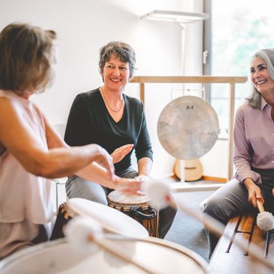 Musiktherapie 7 Gruppe von Frauen beim musizieren - Musiktherapie Bonn