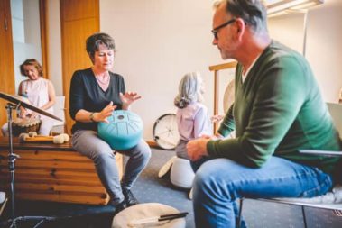 Kreativtherapie - psychotherapeutische Behandlungsform 4 Ärztin spielt Instrument