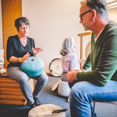 Musiktherapie 3 Ärztin spielt Instrument