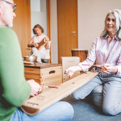 Musiktherapie 2 Zwei Patienten spielen ein Instrument