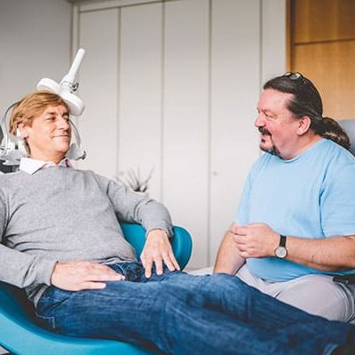 rTMS-Behandlung - Patient im Gespräch mit Arzt