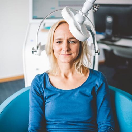 Ist Weinen gesund und hilft bei Depressionen? 2 Frau bei der rTMS Therapie in der BetaGenese Klinik Bonn