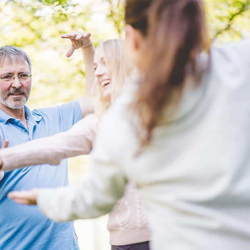 Patienten bei der Bewegungstherapie draußen