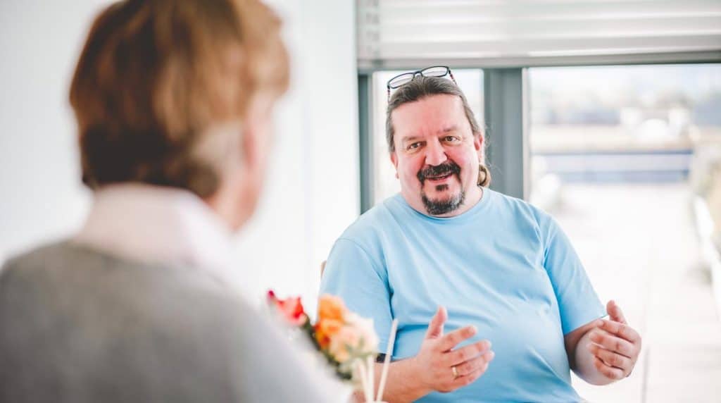 Carsten Albrecht bei psychotherapeutischer Sitzung mit Patient.