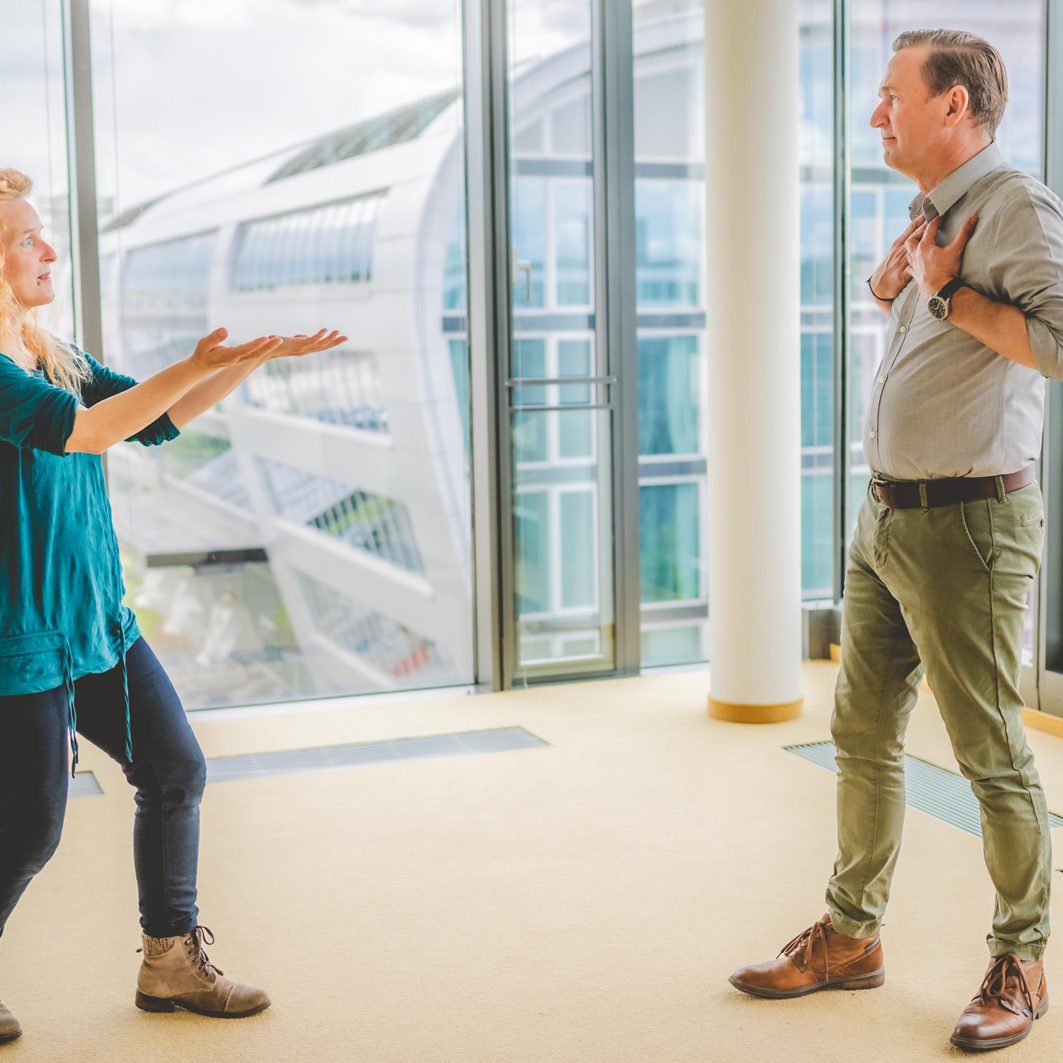 Eine Frau und ein Mann spielen Theater