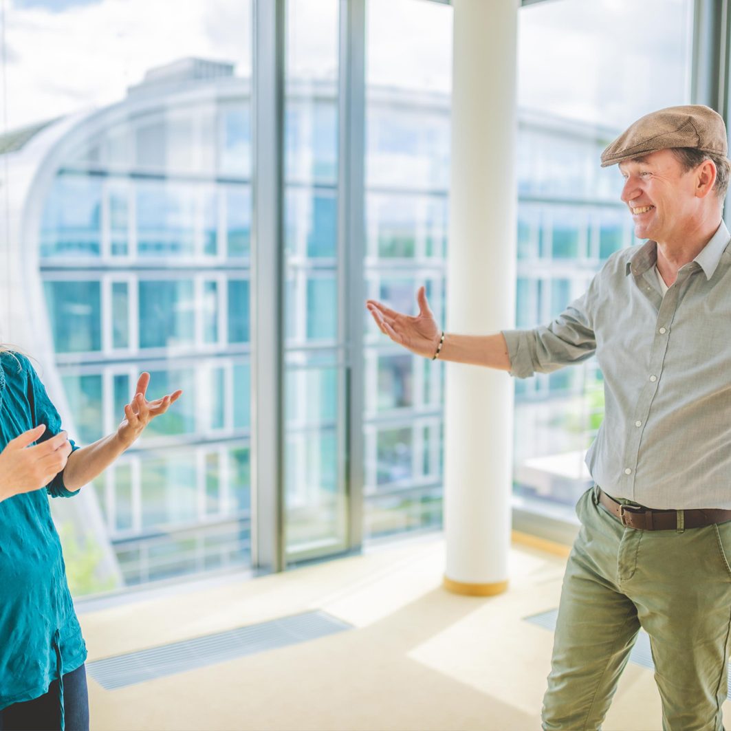 Ein Mann und eine Frau nehmen Rollen im Rahmen der Theatertherapie ein