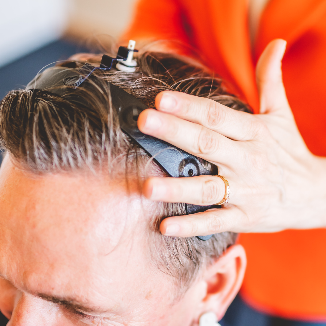 Platzierung der Elektroden beim Neurofeedback am Kopf eines Patienten