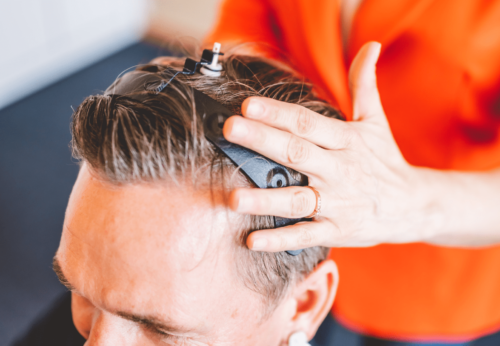 Platzierung der Elektroden beim Neurofeedback am Kopf eines Patienten