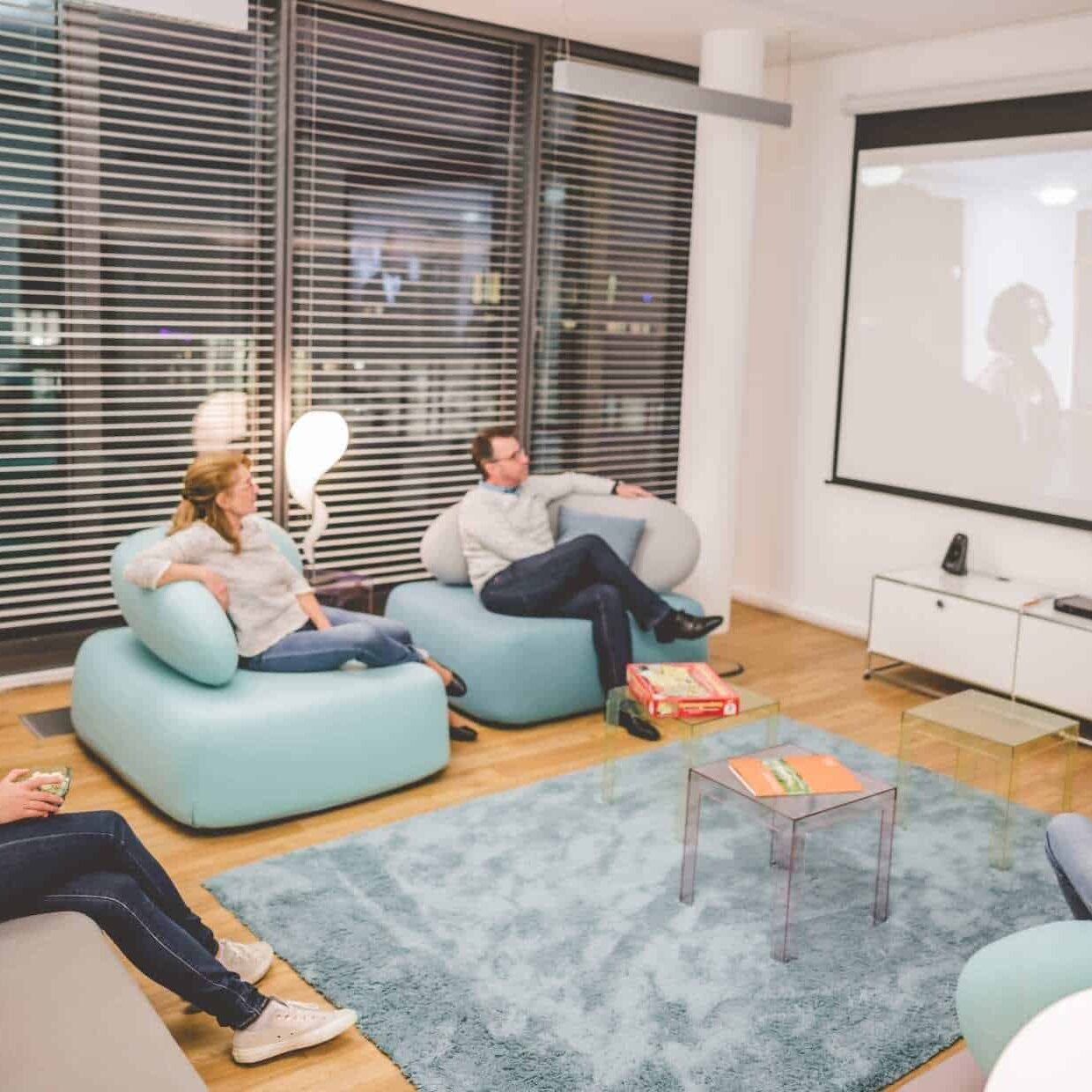 Patienten schauen Film auf einer Leinwand