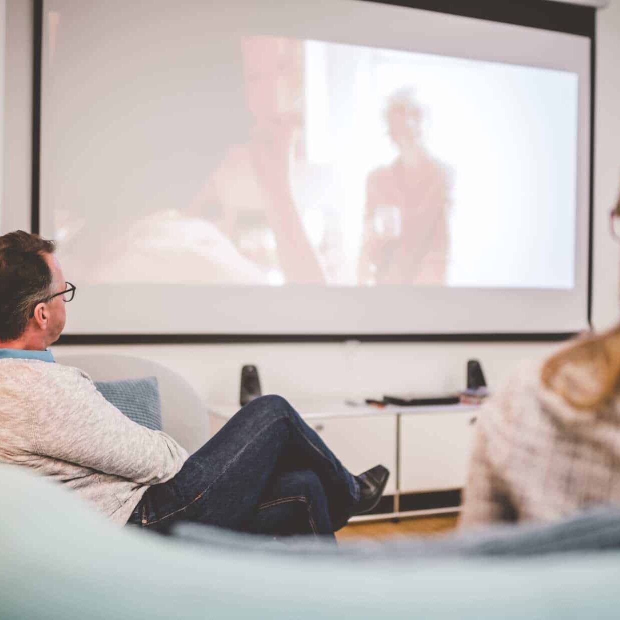 Patienten schauen Film im Rahmen der Cinetherapie