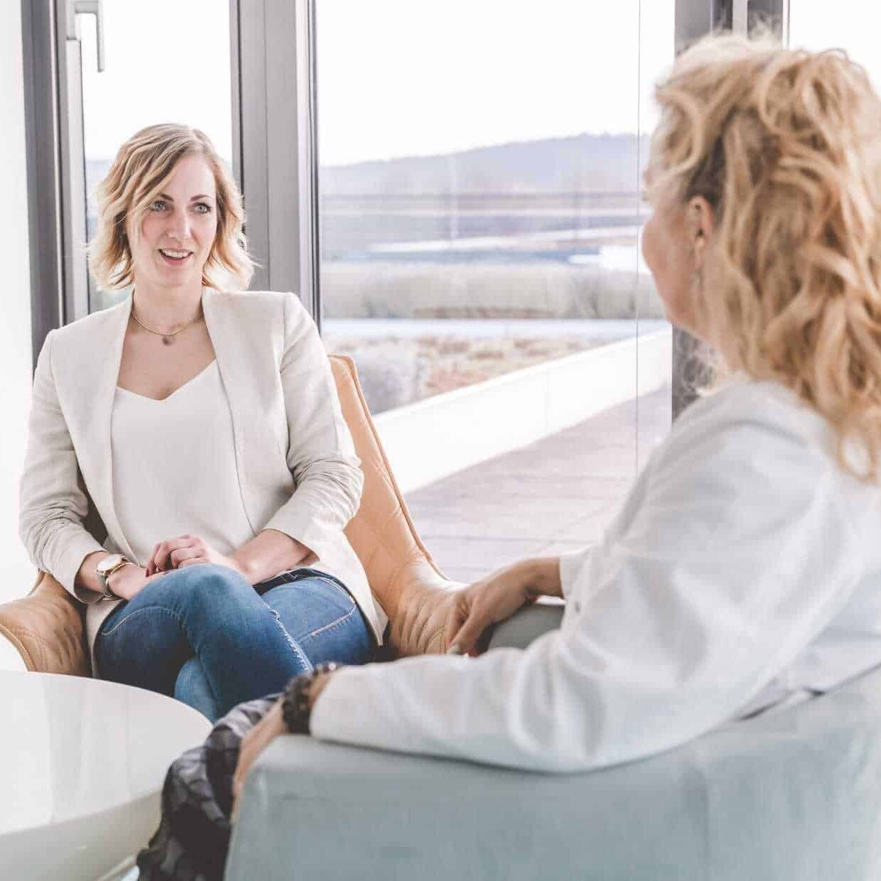 Gespräch zwischen Therapeutin und Patientin