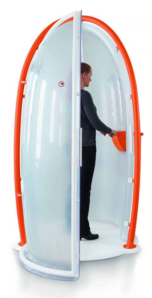 Blick in eine Elosan Kabine, in der eine Patientin steht