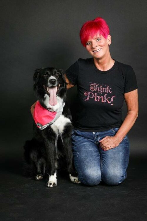 Heilpädagogin und Hund schauen in die Kamera