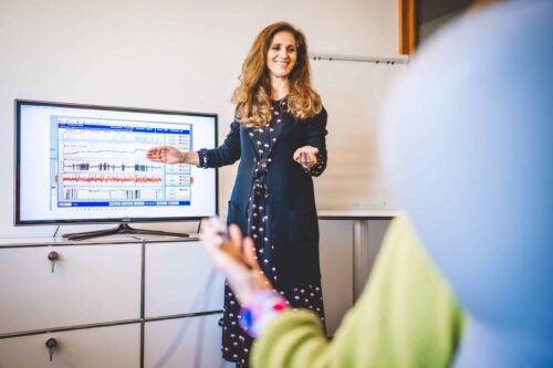 Biofeedback Therapie: Einsatzgebiete und Wirkung 4 Eine Frau erklärt das Biofeedback-Verfahren