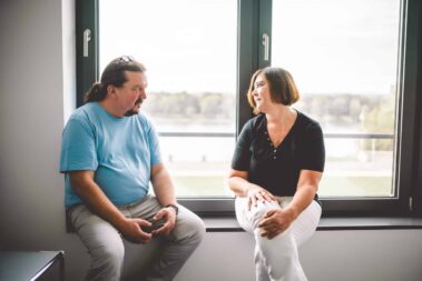 Psychotherapie in Bonn an der BetaGenese Klinik 4 Therapeut und Patientin besprechen psychische Krisensituation am Fenster.