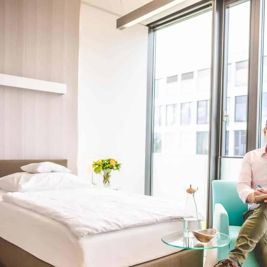 Die Zimmer in der BetaGenese Klinik sind bei einem stationären Aufenthalt meist Einzelzimmer.