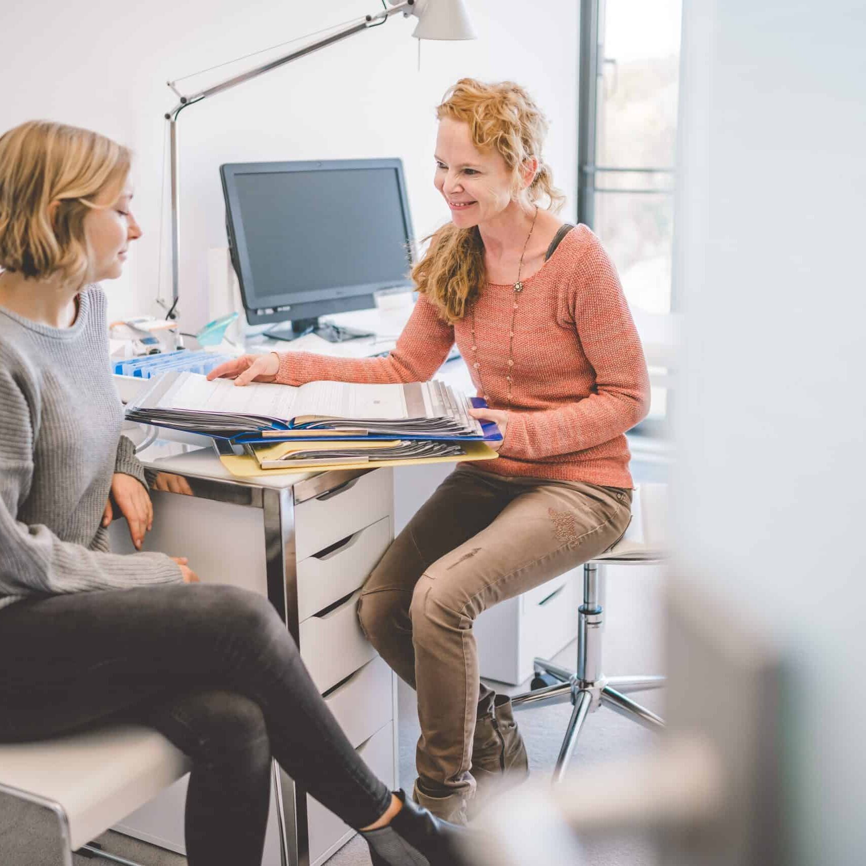 Therapiesitzung in der BetaGenese Klinik, eine Frau spricht mit einer Psychotherapeutin.