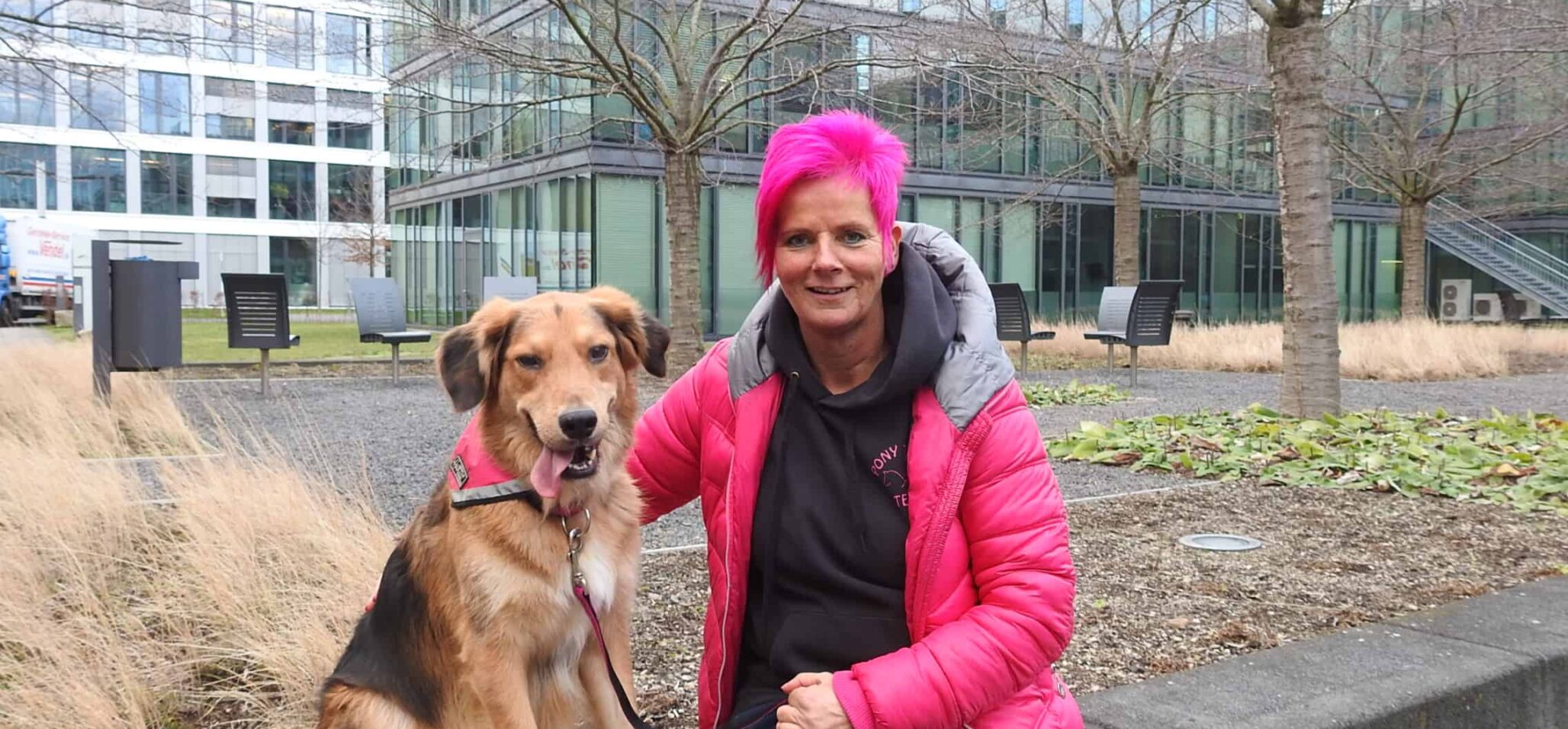 Ulrike Sänger, staatlich anerkannter Heilpädagogin mit jahrelanger Erfahrung in der tiergestützten Therapie, und Bo, ein freundlicher Begleithund