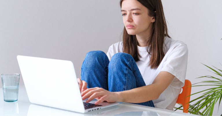 Frau vor Laptop