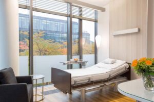 Helles Patientenzimmer in der Beta Klinik