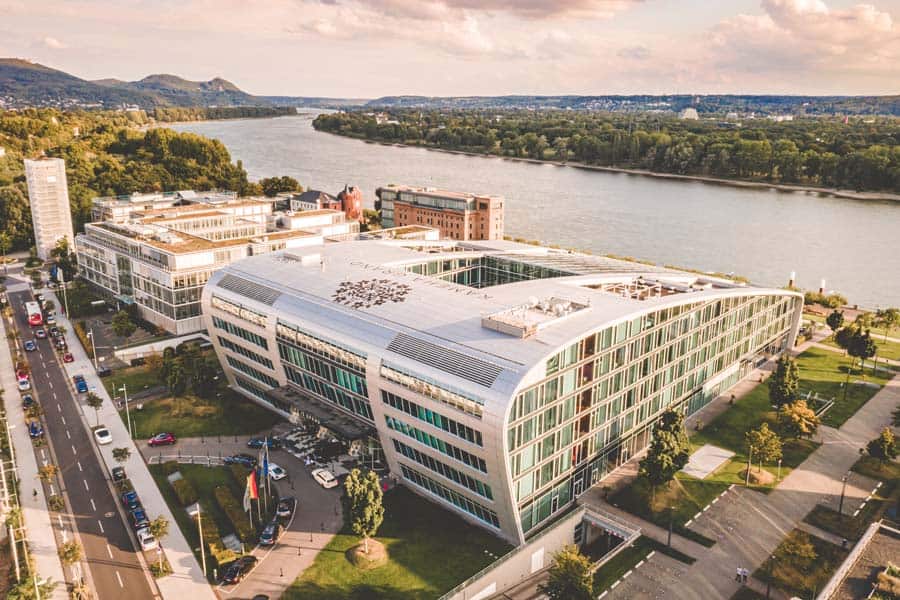 Vogelperspektive des Kameha Grand Hotels am Rhein.