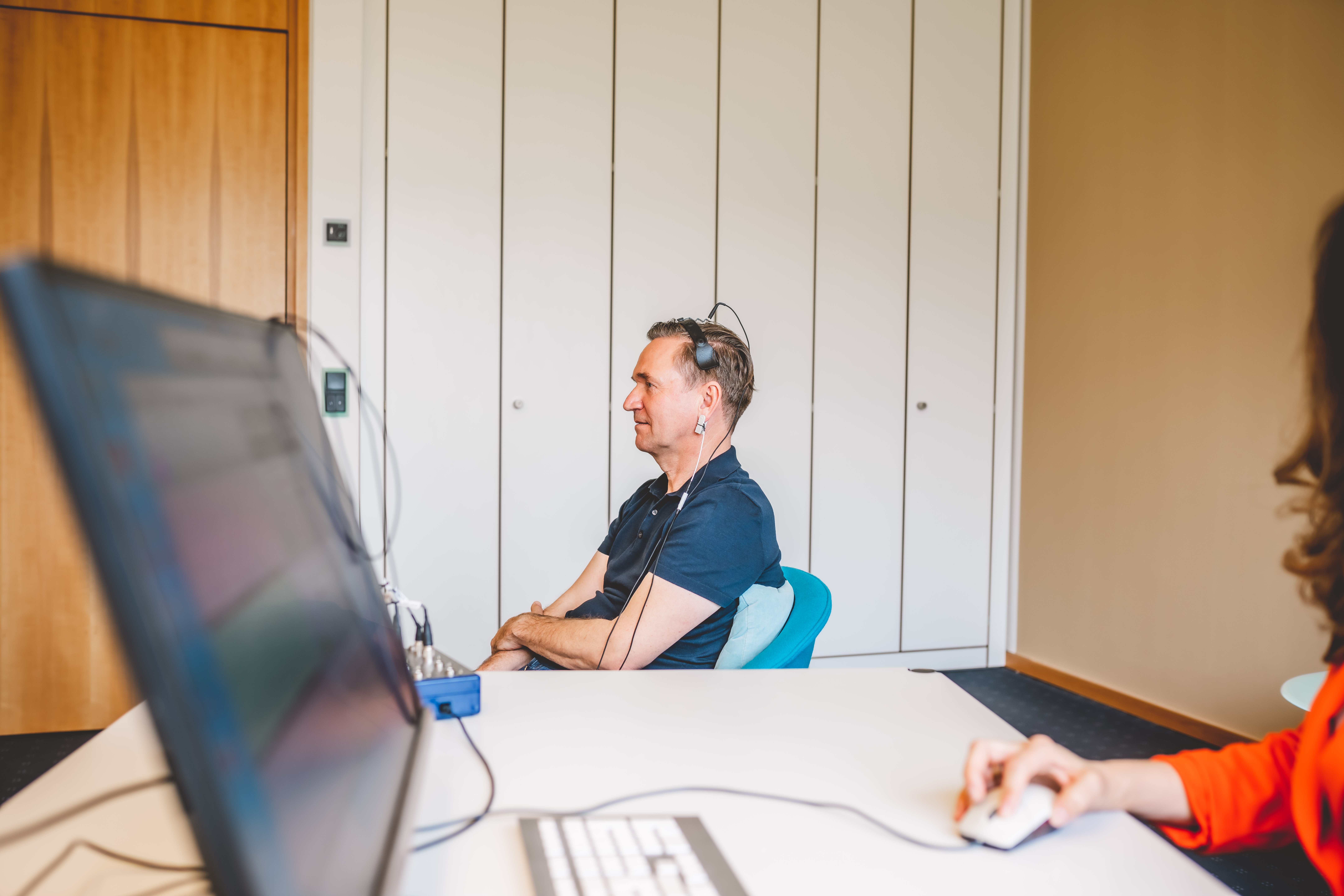Mann erhält Biofeedback