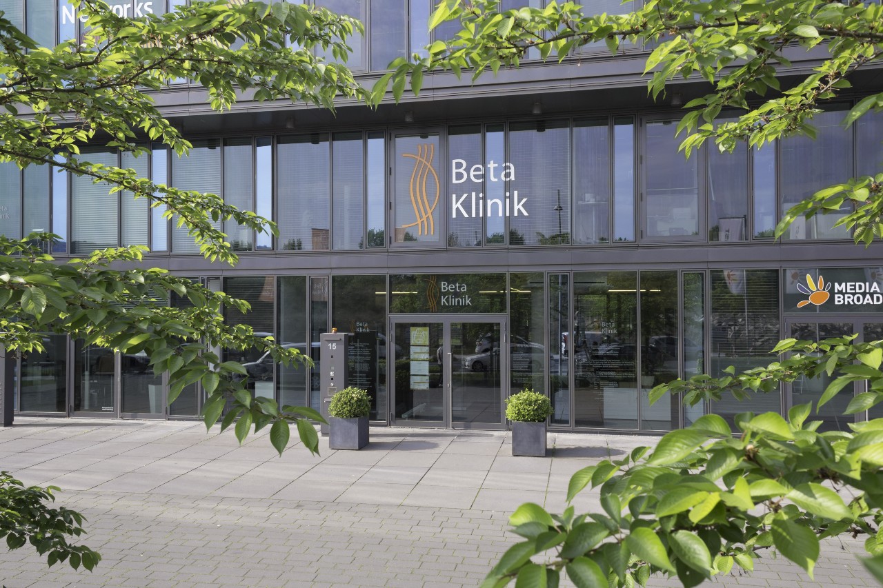 Außenansicht der BetaGenese Klinik im Tageslicht.