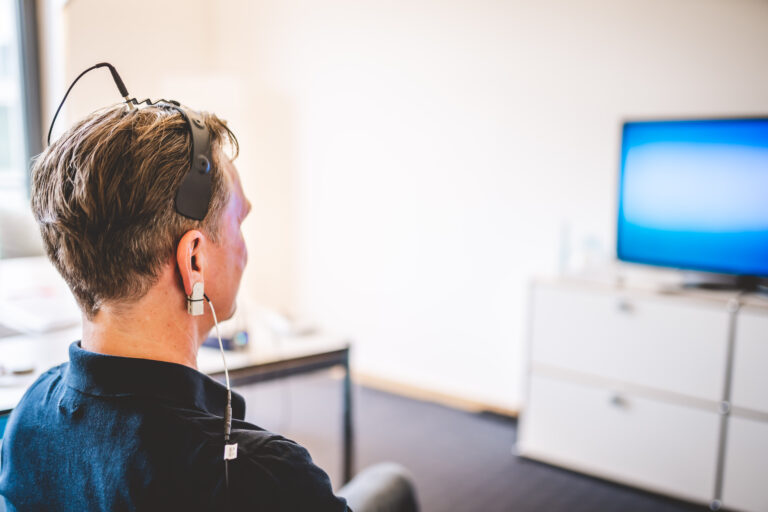Nahaufnahme, Patient in Biofeedback Behandlung.