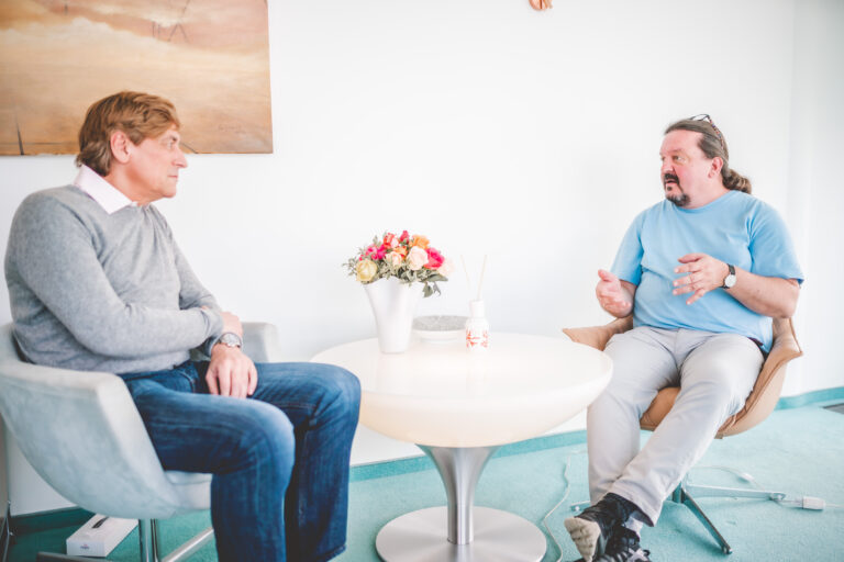 Mann in Krisensituation spricht mit Chefarzt Carsten Albrecht.