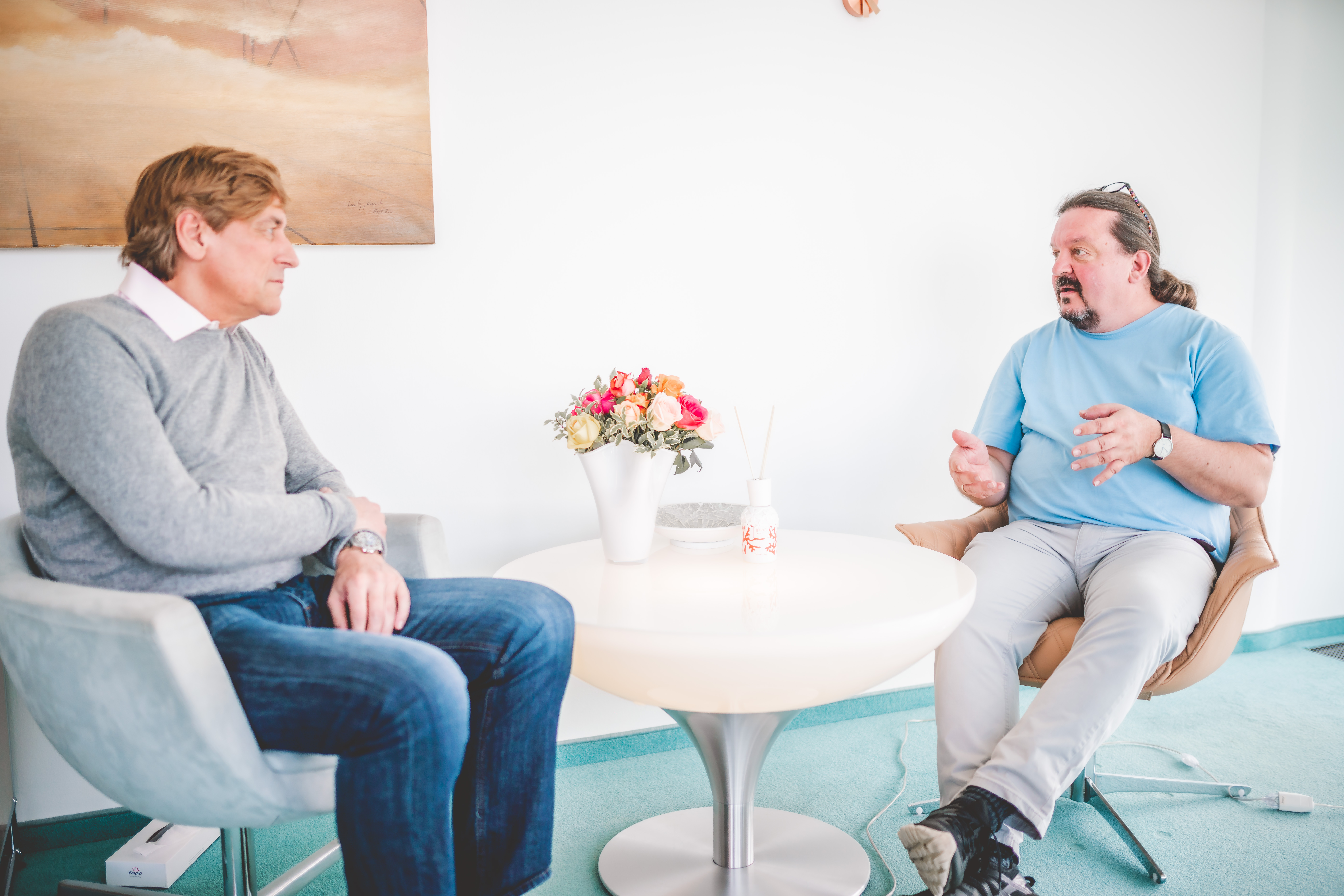 Mann in Krisensituation spricht mit Chefarzt Carsten Albrecht.