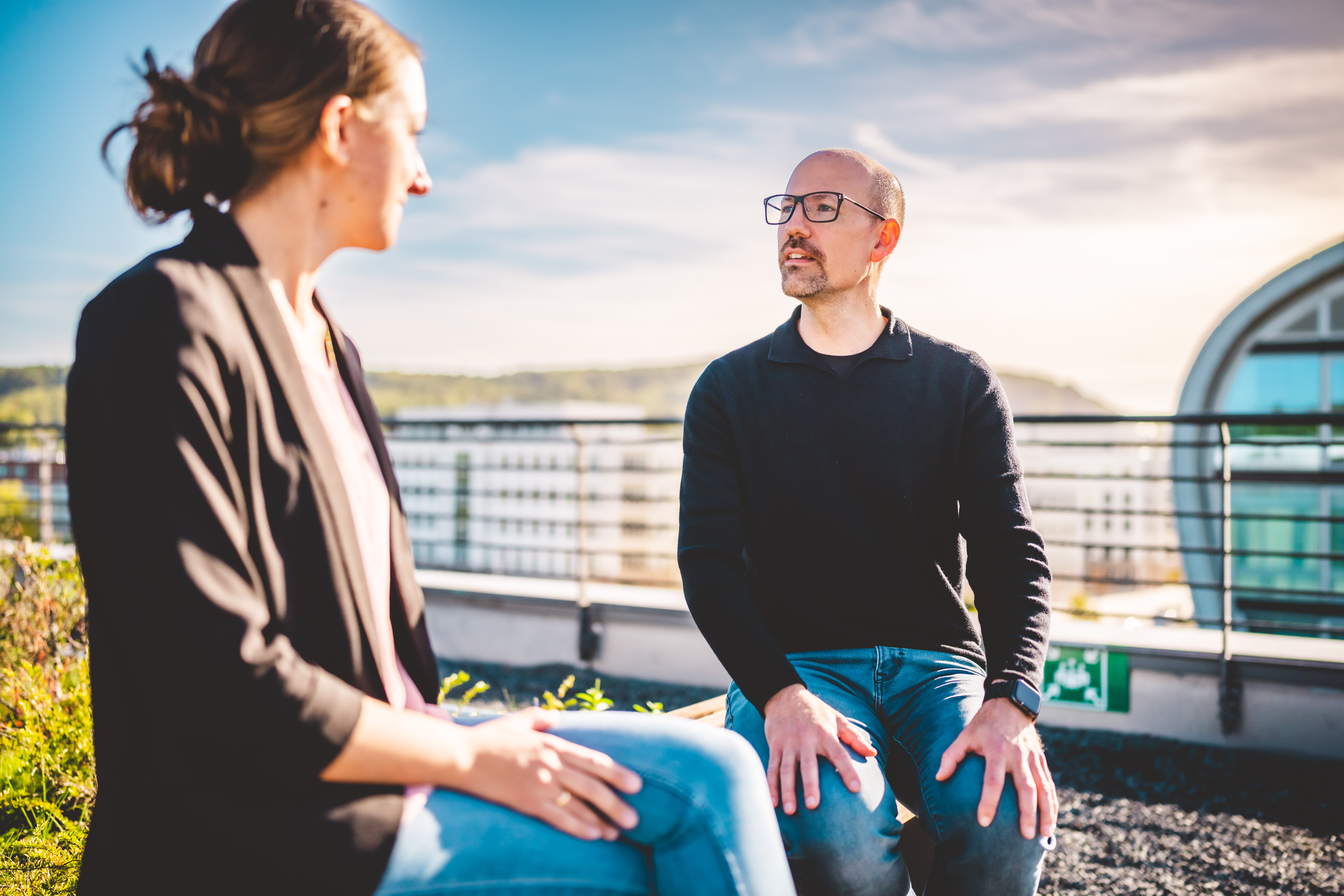 Einzeltherapie mit Herrn Bauer und einer Patientin auf der Dachterasse.