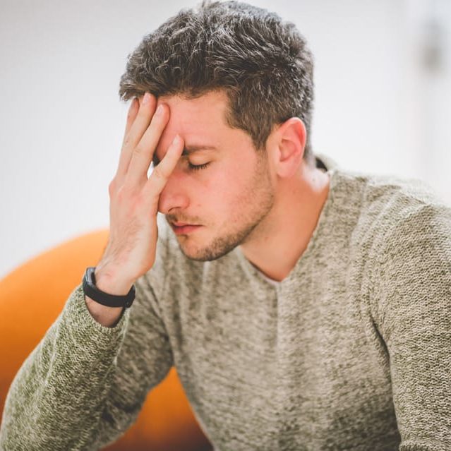 Foto eines Mannes, der erschöpft ist, steht symbolisch für ADHS.