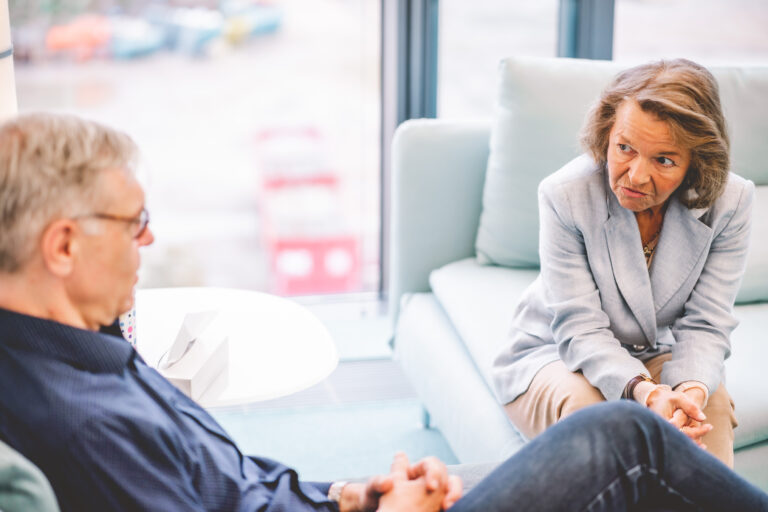 Gesprächstherapie mit Herrn Hagen und einer Patientin