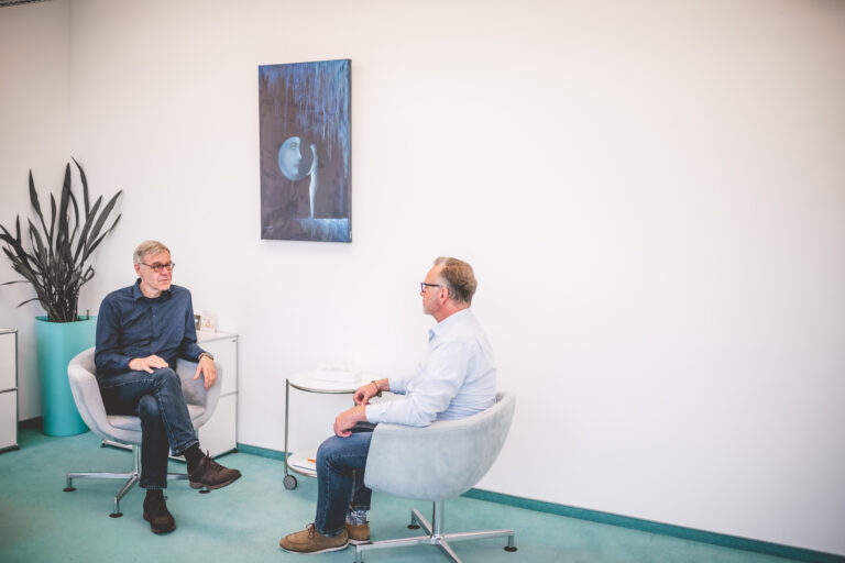 Gesprächstherapie mit Herrn Dr. Hagen Kauf und einem Patienten.