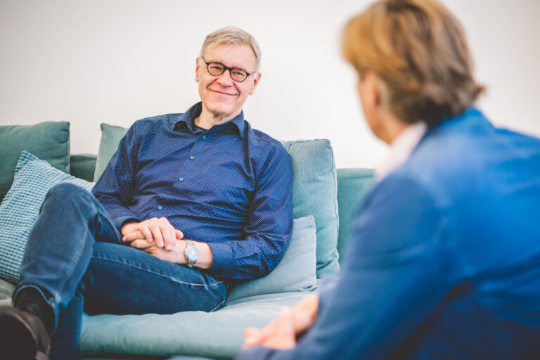 Gesprächstherapie mit Herrn Dr. Hagen Kauf und einem Patienten.