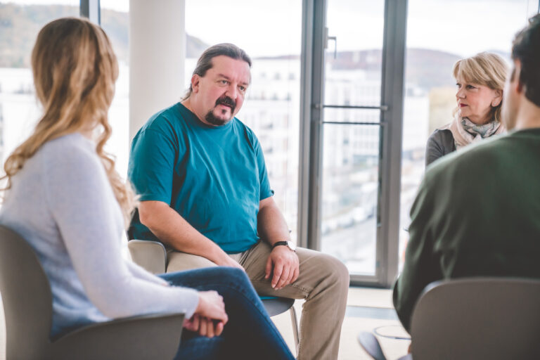 Gruppentherapie mit Herrn Albrecht in der BetaGenese Klinik.