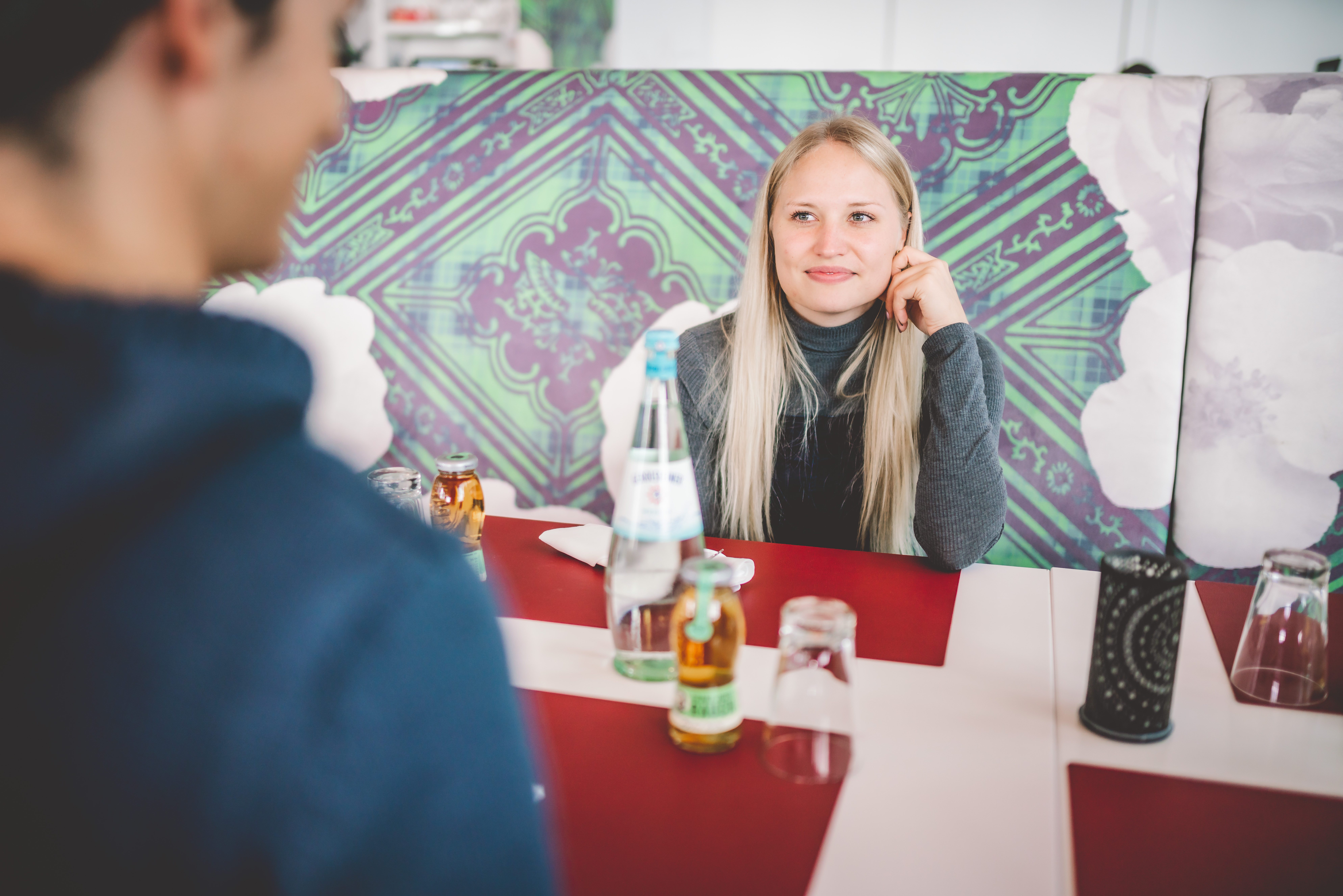 Jugendliche sitzt am Essenstisch