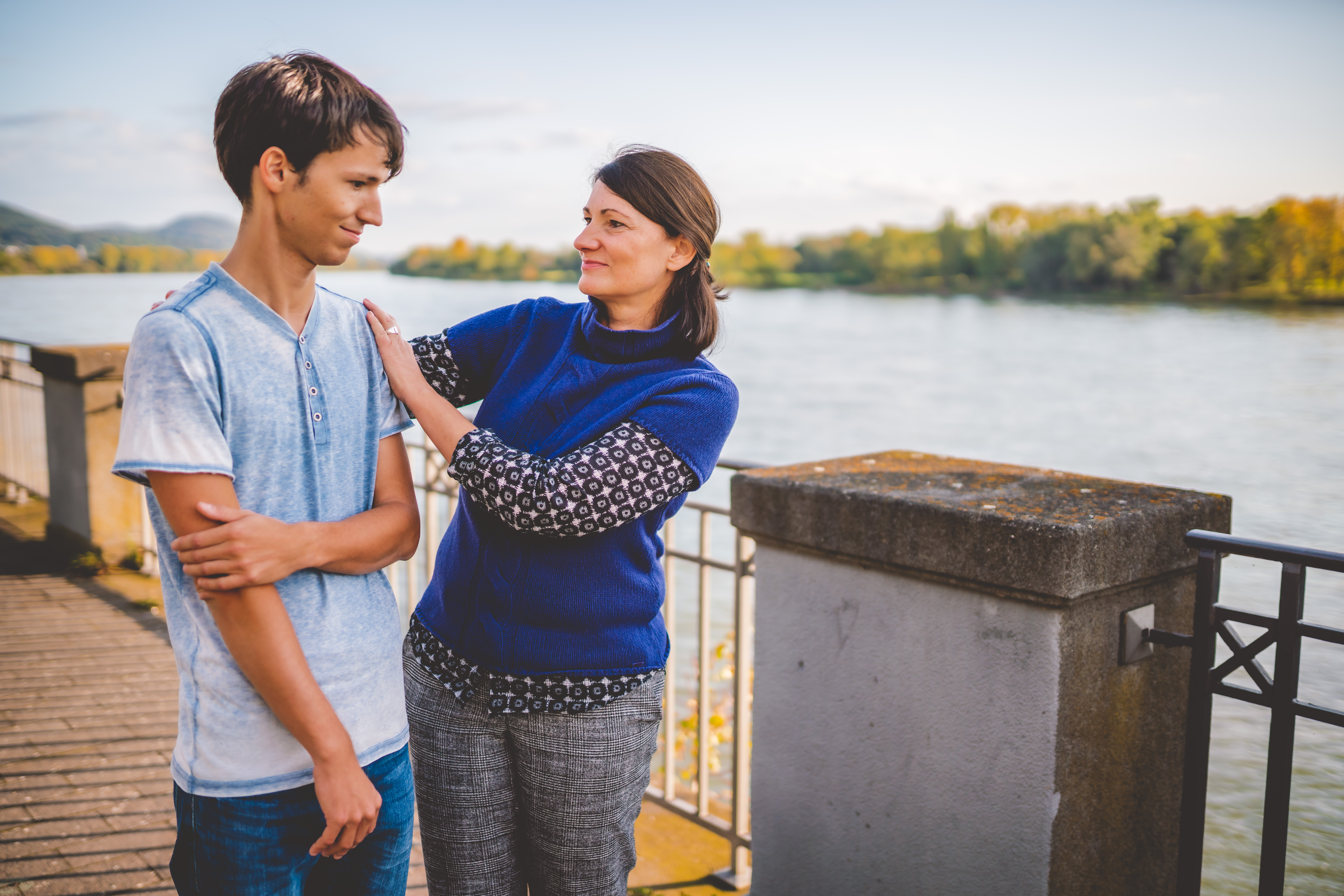 Therapeutin Bettina Post am Rhein, mit einem jugendlichen Patienten.